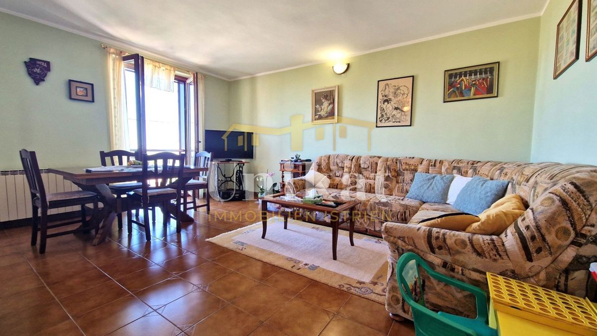 Samostojna hiša z stanovanjem, kletjo in garažo ter pogledom na morje, Buje